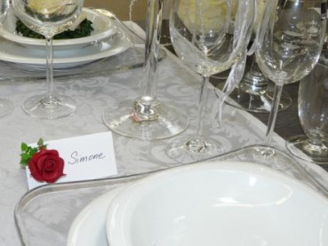 Tischkarte mit einer Rose in Creme oder Rot 4