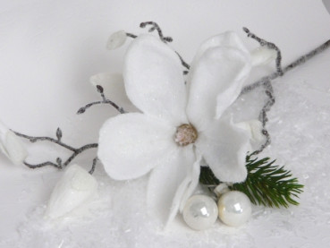 Weihnachtsdeko - beschneite, weiße Magnolienblüte 4