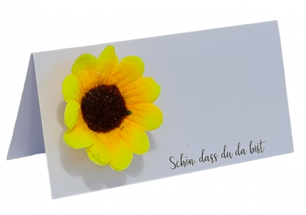 Tischkarten mit einer kleinen Sonnenblume und dem Spruch "schön, dass du da bist" - 1